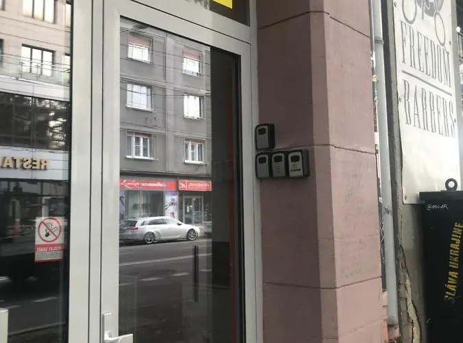 1 St Plaza De Luxe *