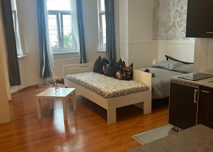 1 St Plaza De Luxe *