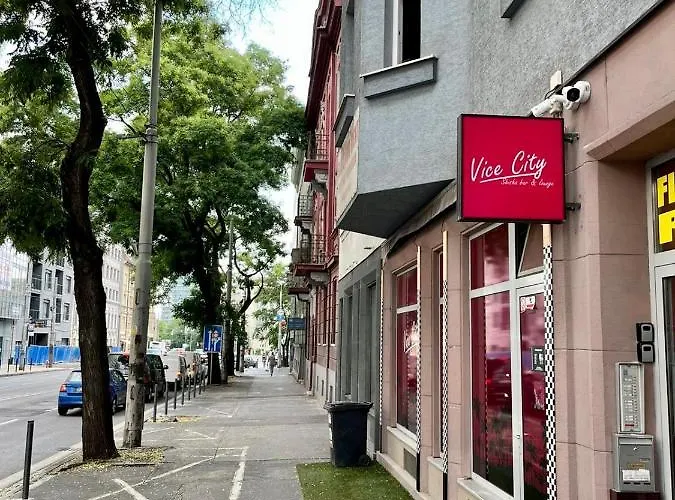 1 St Plaza De Luxe *